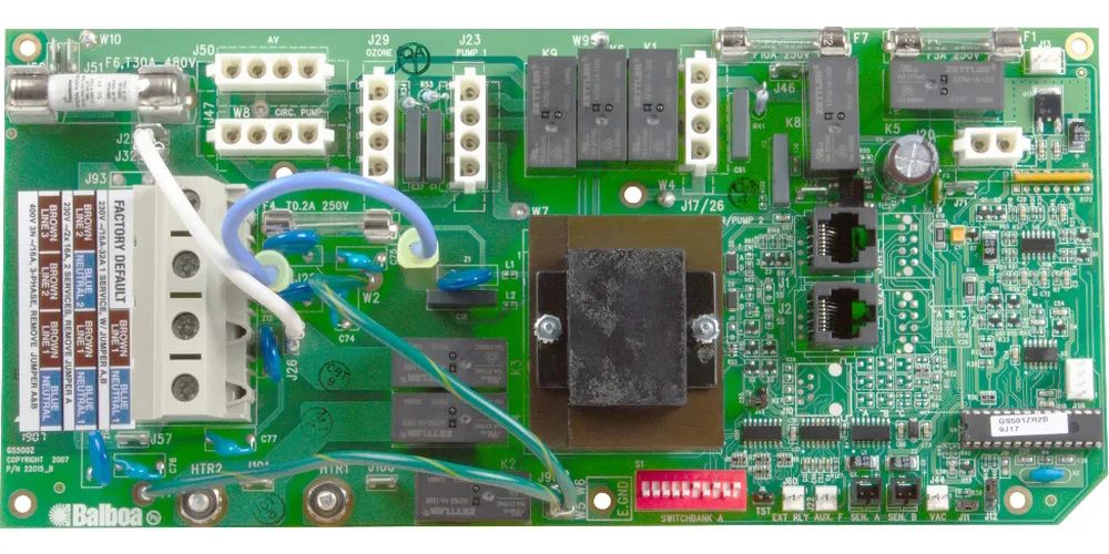 Balboa kretskort GS501Z sett rakt uppifrån med kopplingsplintar, transformator, reläer och säkringar synliga.
