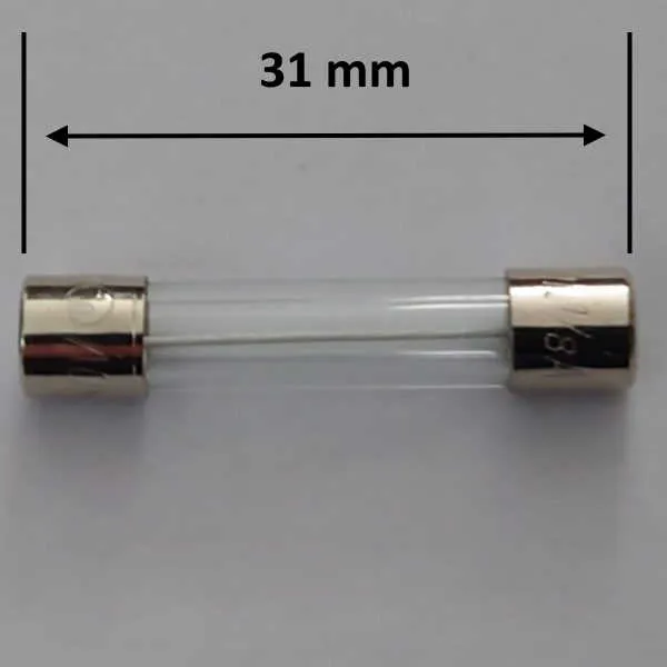Glassäkring 1/8A med metallhattar i vardera ände, måttsatt till 31 mm längd mot grå bakgrund.