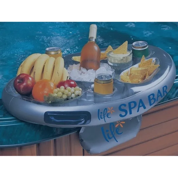 Uppblåsbar Spa Bar flyter i spabad, fylld med bananer, frukt, chips, dip och vinflaska i is.