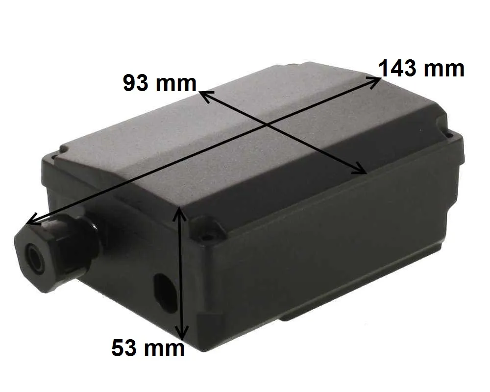 El box i svart plast med måttangivelser 143 mm längd, 93 mm bredd och 53 mm höjd, kabelgenomföring synlig.