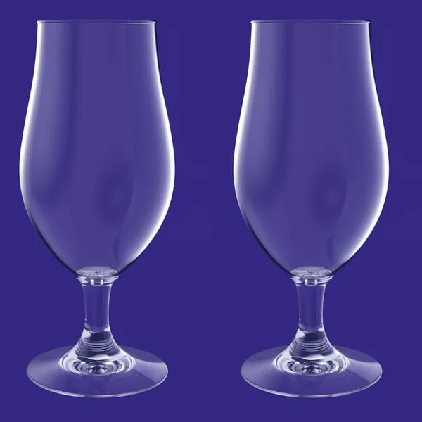 Två tomma Mister Gustav Beer Glass ölglas på fot, placerade sida vid sida mot blå bakgrund.