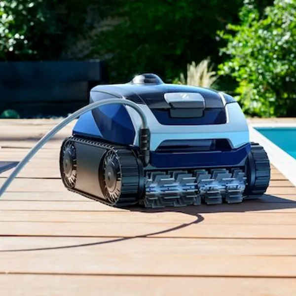 Zodiac RE 4200 poolrobot i blått och vitt, sedd bakifrån på trädäck med anslutningsslang vid poolkant.