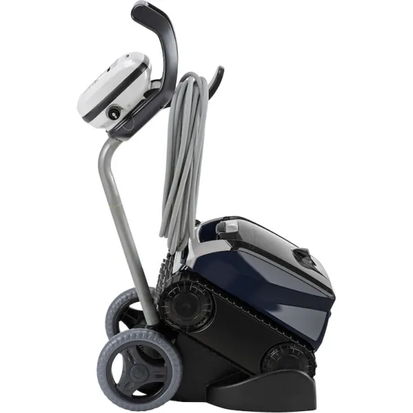 Zodiac RE 4600 iQ poolrobot från sidan på hjulvagn med upprullad kabel och vit kontrollenhet.