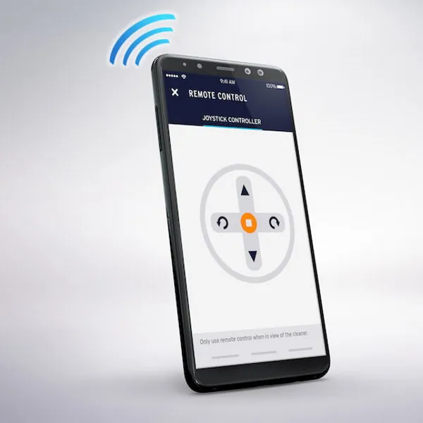 Smartphone med app för Zodiac RE 4600 iQ, skärm visar joystick-styrning för fjärrkontroll av poolrobot.