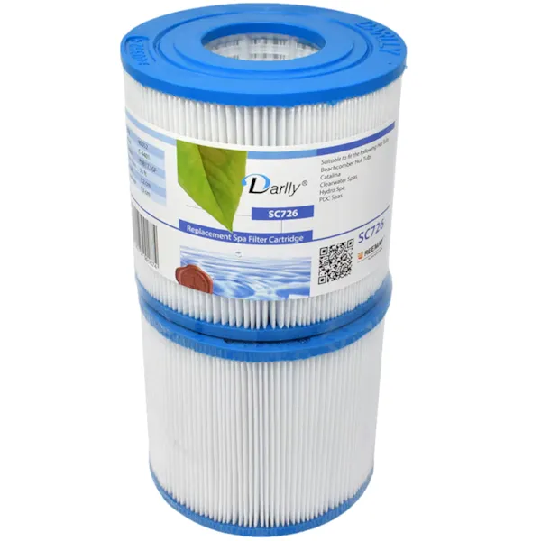 Två spafilter Darlly SC726 staplade på varandra, med vita veckade filter och blå plaständar, etikett med produktinfo synlig.